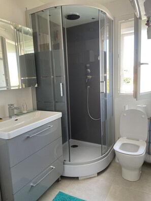 Badewanne, Handtücher, Seife, Toilettenpapier