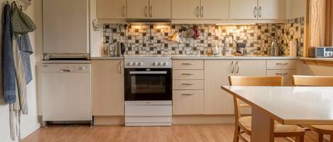 Traditional House | Private kitchen | Fridge, oven, stovetop, dishwasher