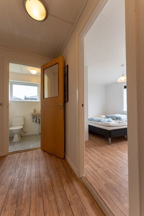 Maison traditionnelle | 4 chambres, décor unique, ameublement unique, rideaux d’obscurcissement