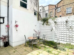 Outdoor dining - *NEW* Beautiful 2 Bed House in Central Location (London)