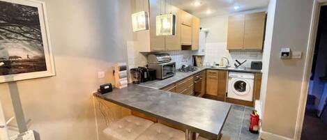 冷蔵庫、電子レンジ、オーブン、コンロ