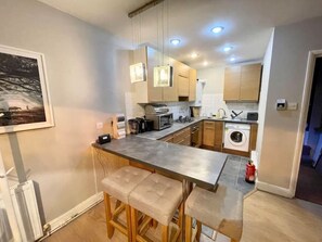 Fridge, microwave, oven, stovetop - *NEW* Beautiful 2 Bed House in Central Location (London)