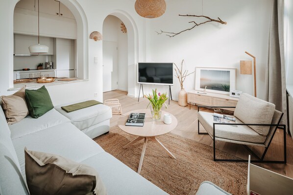 Fernseher, Bücher, Stereoanlage