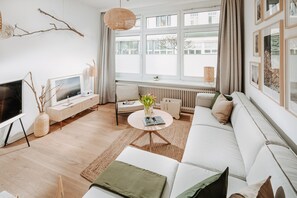 Fernseher, Bücher, Stereoanlage