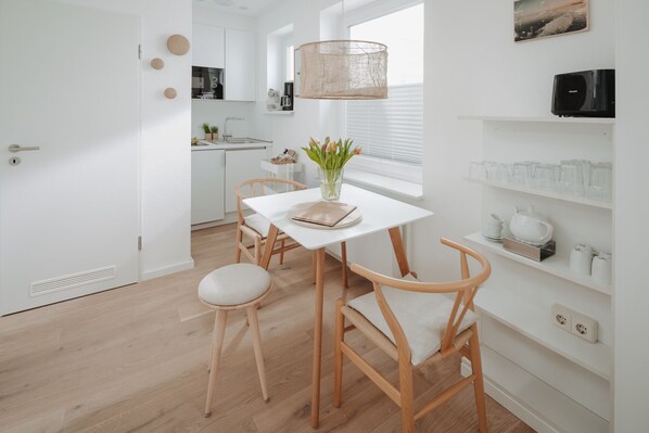 Kühlschrank, Mikrowelle, Herdplatte, Wasserkocher mit Kaffee-/Teezubehör