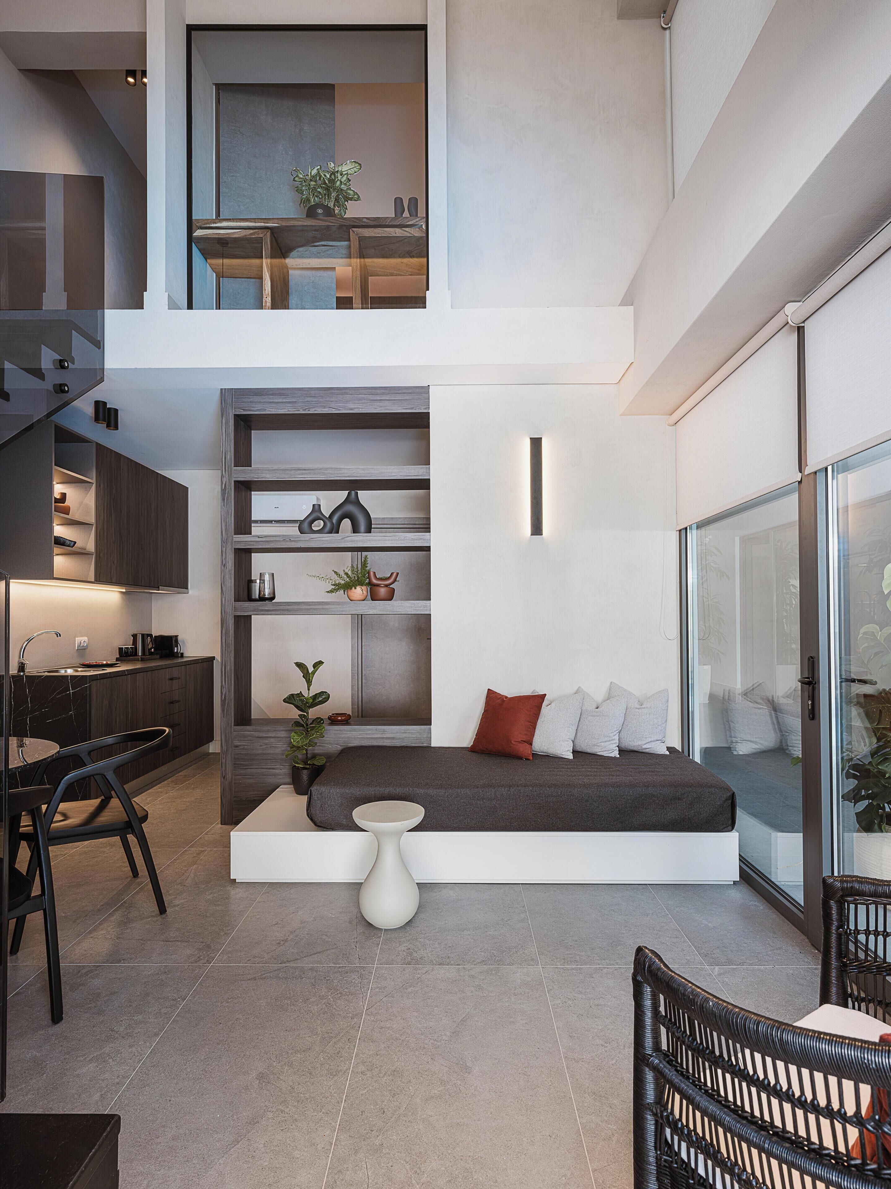 Deluxe appartement | Woonruimte | Een 55-inch smart-tv met satellietzenders, televisie en een open haard