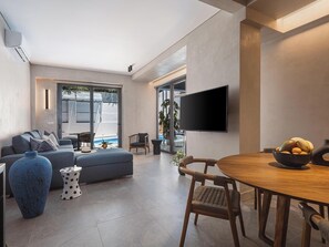 Premium Apartment | Ruang tamu | 55 inci sebuah televisyen pintar dengan satelit, TV, pendiangan