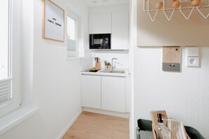 Kühlschrank, Mikrowelle, Herdplatte, Geschirrspüler