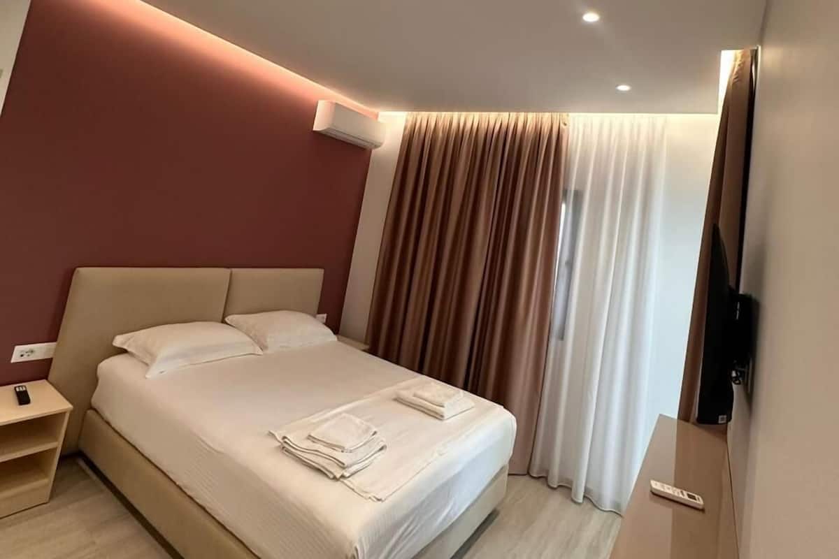 Habitación doble Deluxe | 1 habitación, ropa de cama hipoalergénica, escritorio y wifi gratis