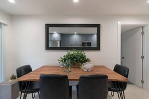 Dining - Renovated2 Br with Private Hot tub (Hollywood)