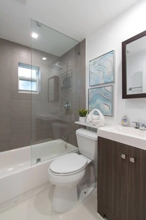 House | Bathroom - Renovated2 Br with Private Hot tub (Hollywood)