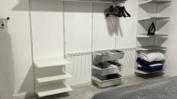 2 Schlafzimmer, Schreibtisch, Bügeleisen/Bügelbrett, kostenloses WLAN