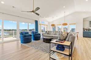 تلفزيون، مدفأة، مشغل دي في دي، مكتبة فيديو