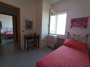 3 Schlafzimmer, Schreibtisch, Bügeleisen/Bügelbrett, Bettwäsche