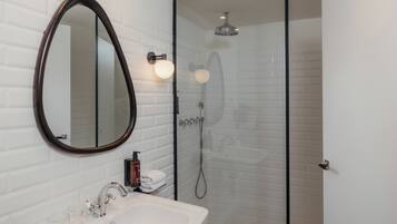 Superior Double Room, 1 Queen Bed | Bathroom | Hair dryer, towels, soap, shampoo