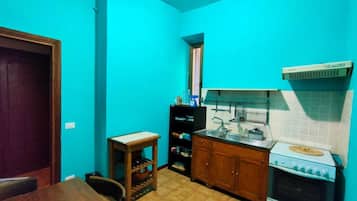 Kühlschrank, Mikrowelle, Herdplatte, Wasserkocher mit Kaffee-/Teezubehör