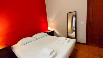 2 chambres, bureau, fer et planche Ă  repasser, lit parapluie