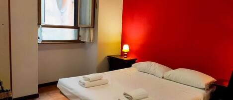 2 chambres, bureau, fer et planche à repasser, lit parapluie