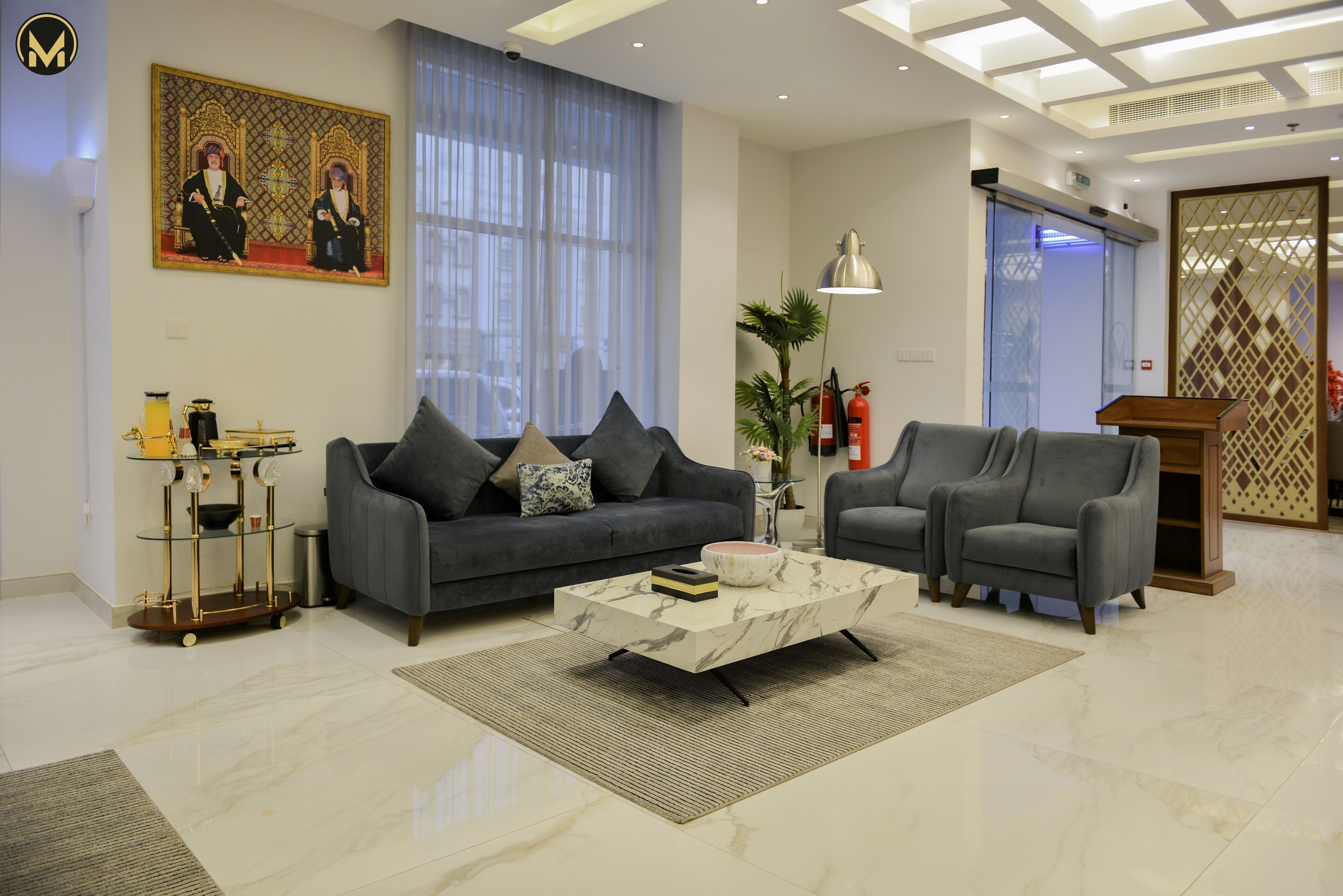 Una sala moderna con un sofá gris, una mesa de centro y una estantería.