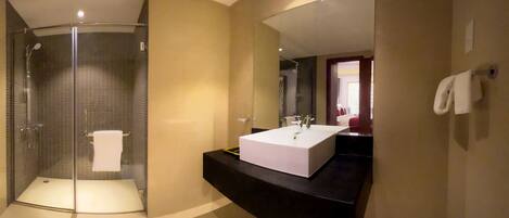 Executive Studio Suite, Non Smoking | Bathroom | Shower, rainfall showerhead, hair dryer, towels