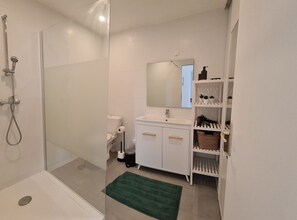 Dusch, hårtork och handdukar