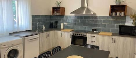 Réfrigérateur, four à micro-ondes, un four, surface de cuisson