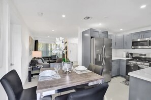 Dining - Newly Renovated 3BR Home with Hot tub (Fort Lauderdale)