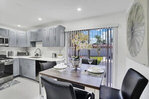 Dining - Newly Renovated 3BR Home with Hot tub (Fort Lauderdale)