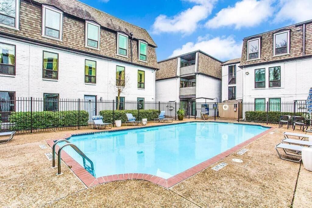 Lovely 2 Bedroom + Den Apartment at Medical Center -Sleeps 8