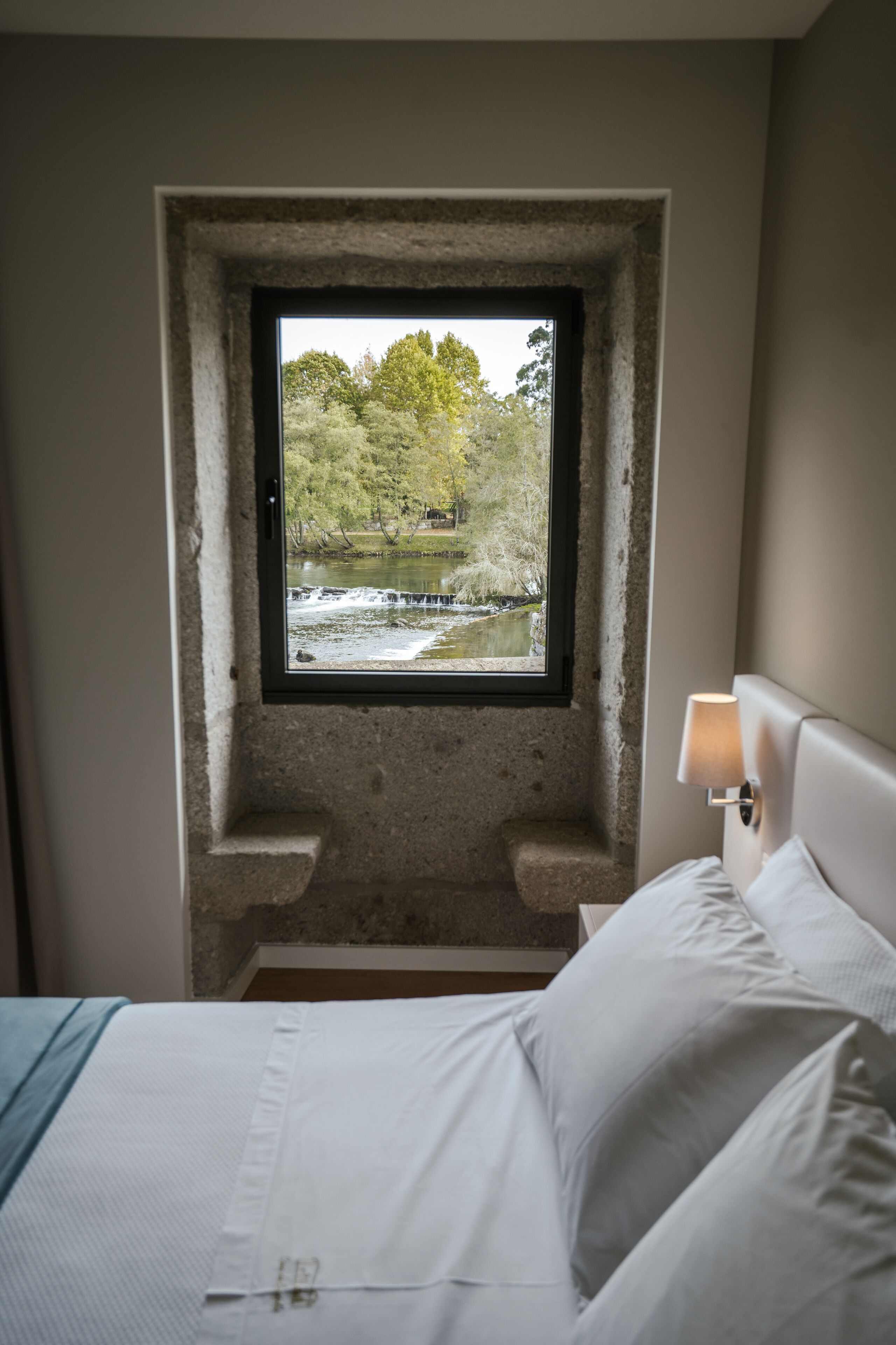 Une chambre avec une fenêtre donnant sur un paysage naturel.