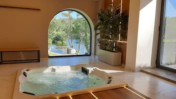 Hot tub, steam room