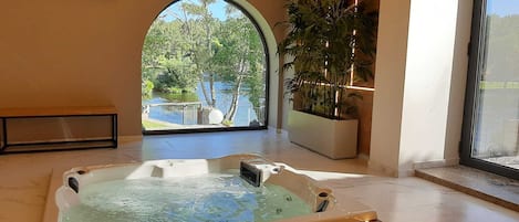 Hot tub, steam room