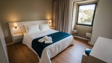 Departamento estándar | Ropa de cama de alta calidad y tabla de planchar con plancha