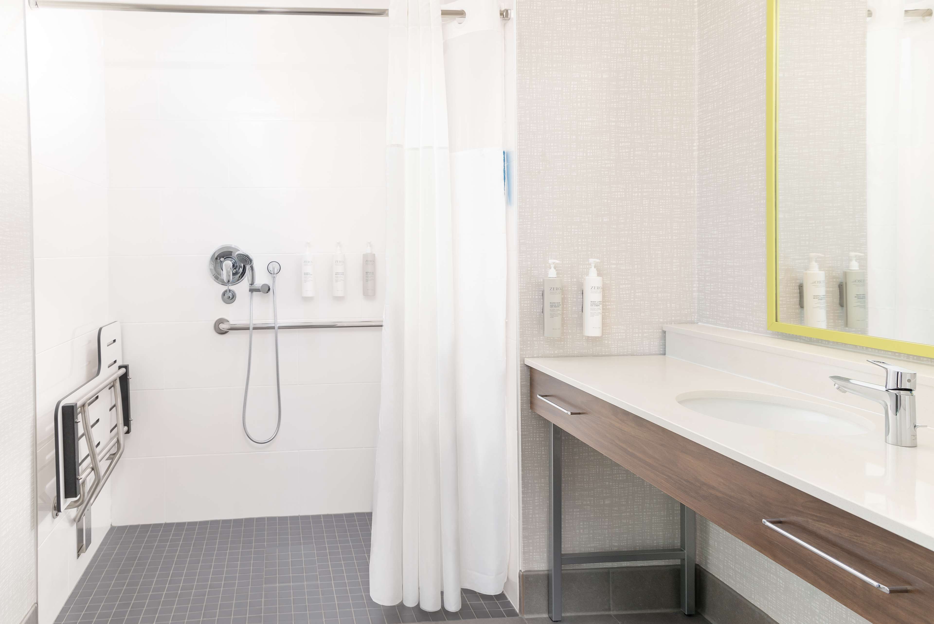 Studio, 1 kingsize-seng, tilgjengelighetstilpasset (Roll-In Shower) | Dusj på badet