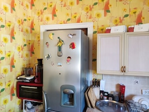 Geladeira grande, micro-ondas, fogão, cooktop