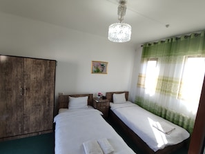 Quarto duplo básico | Roupas de cama premium, edredons de pluma, camas Tempur-Pedic, frigobar