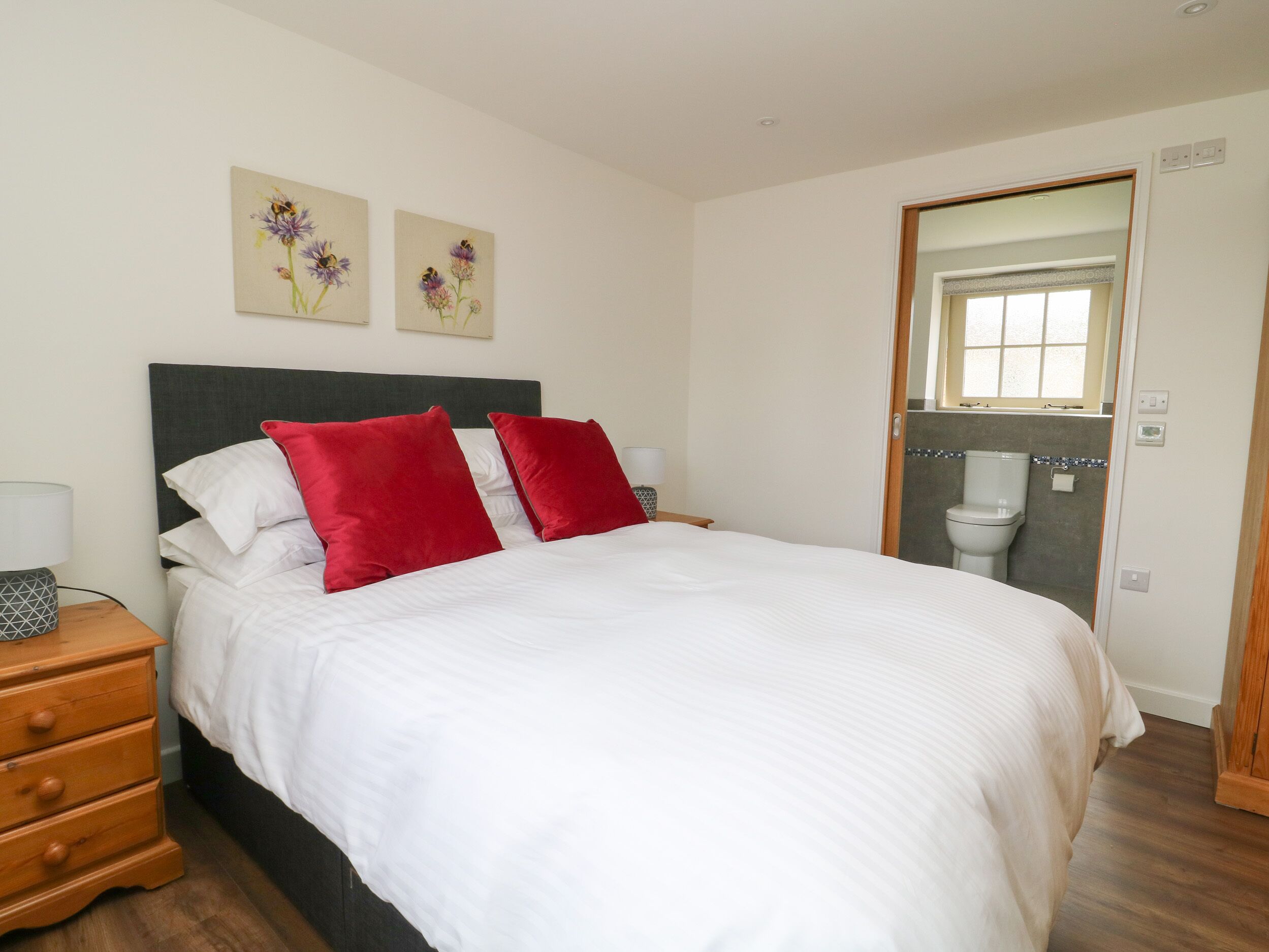 Cottage | 2 bedrooms, individually decorated, individually furnished, free WiFi