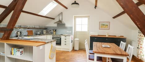 Cottage | Private kitchen | Fridge, dishwasher, toaster, cookware/dishes/utensils