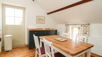 Cottage | Private kitchen | Fridge, dishwasher, toaster, cookware/dishes/utensils
