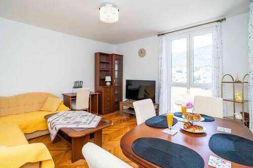 Apartment (Two Bedroom Apartment with Balcony) | Wohnzimmer | Fernseher