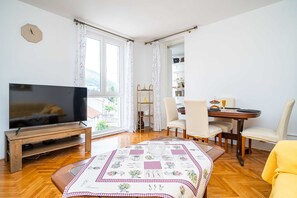 Apartamento (Two Bedroom Apartment with Balcony) | Sala de estar | Una televisión