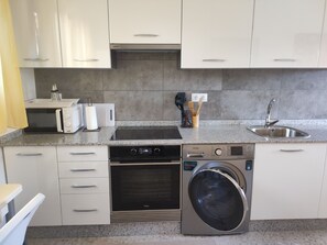 Een koelkast, een microgolfoven, een oven, een kookplaat