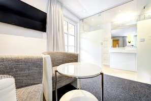 Standard Double Room with Balcony | バスルーム | ヘアドライヤー、バスローブ、タオル、シャンプー