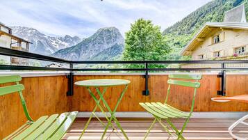 Hypo-allergenic bedding, in-room safe, individually decorated