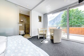 Comfort Double Room | Hypo-allergenic bedding, in-room safe, individually decorated - Hotel Lün (Brand)