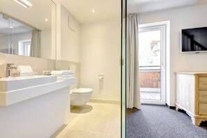 Superior Double Room with Balcony | Baño | Secadora de cabello, batas, toallas, shampoo