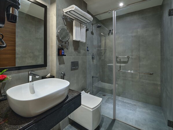 Shower, pancuran hujan, perlengkapan mandi gratis, dan pengering rambut