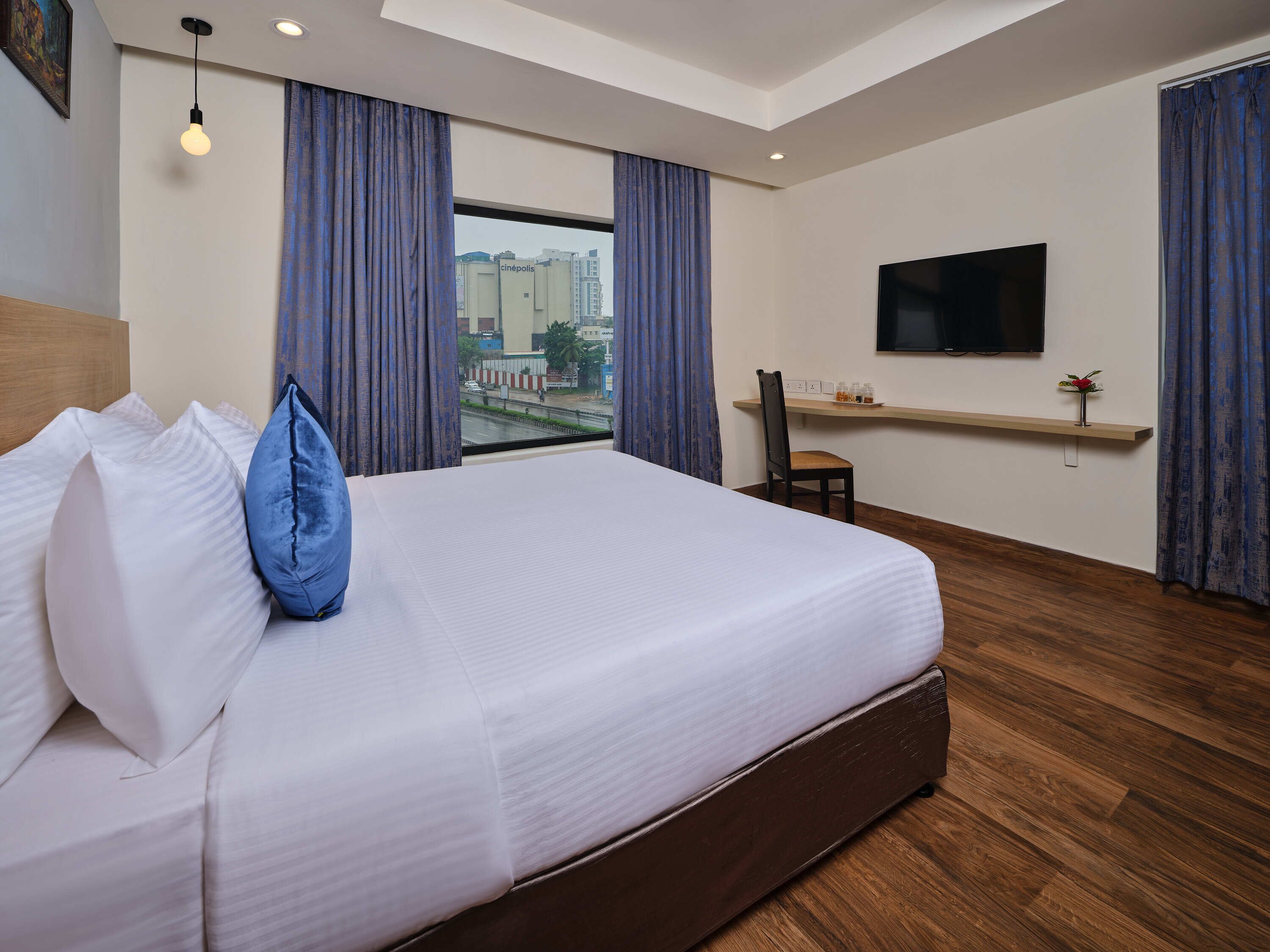 Deluxe Room, 1 King Bed, Accessible (DELUXE KING) | Room amenity