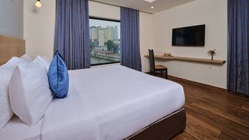 Deluxe Room, 1 King Bed, Accessible (DELUXE KING) | Room amenity