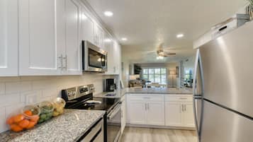 Een koelkast, een microgolfoven, een oven, een kookplaat